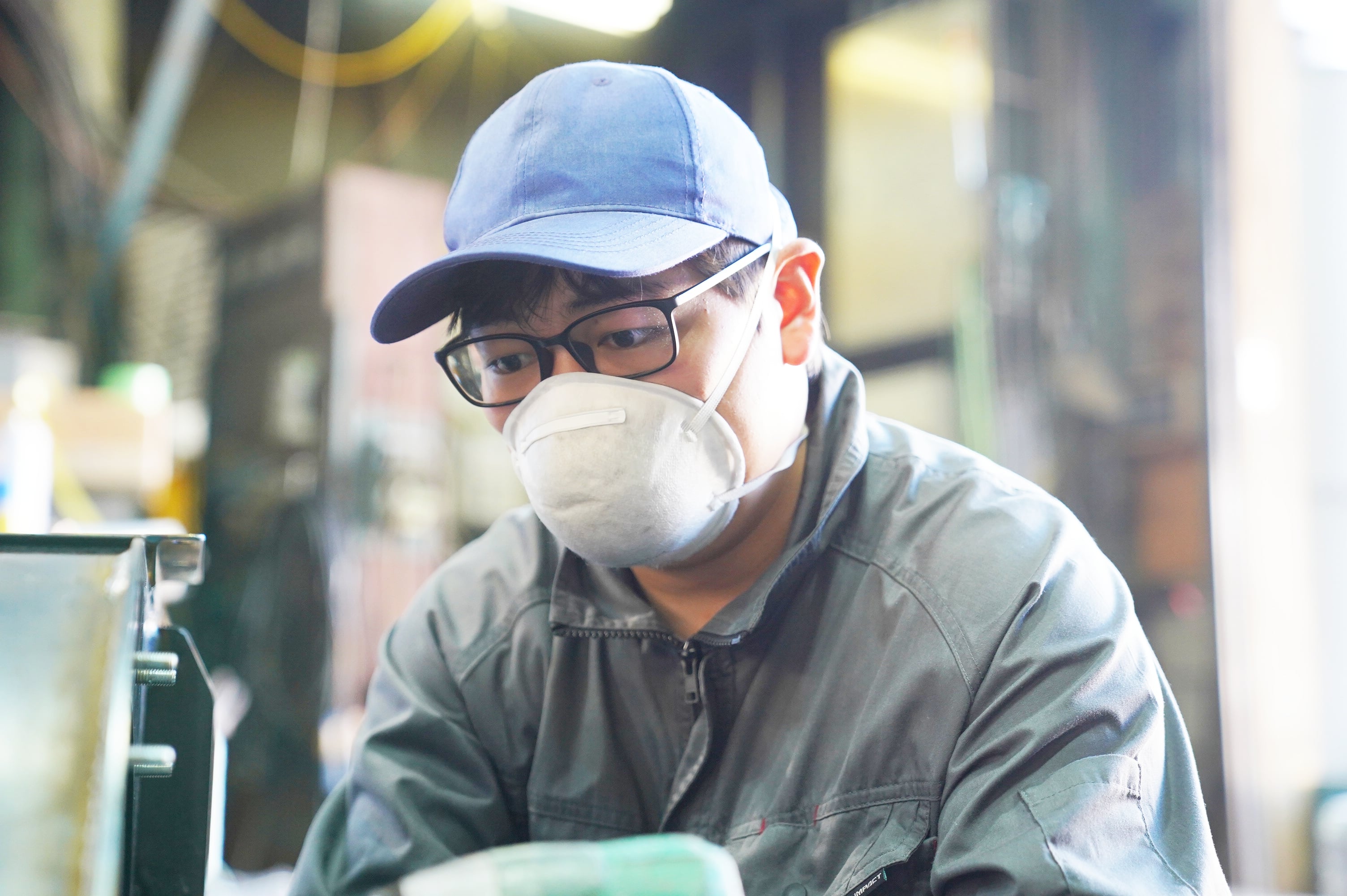 工場で、仕事に集中して取り組む小川さん。