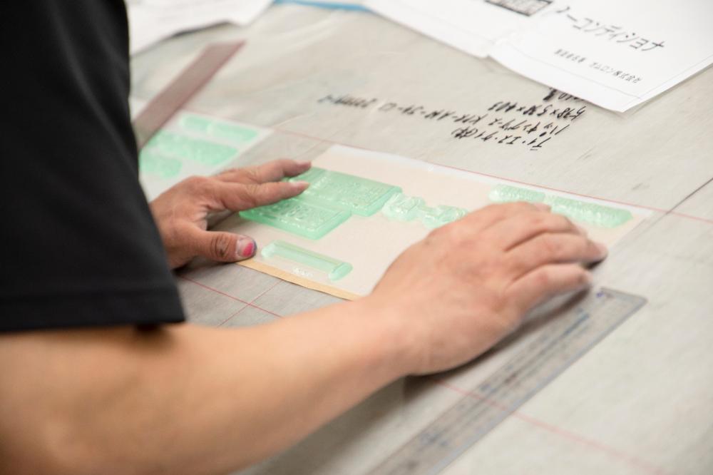 段ボール印刷用の刷版工場の軽作業スタッフのイメージ画像