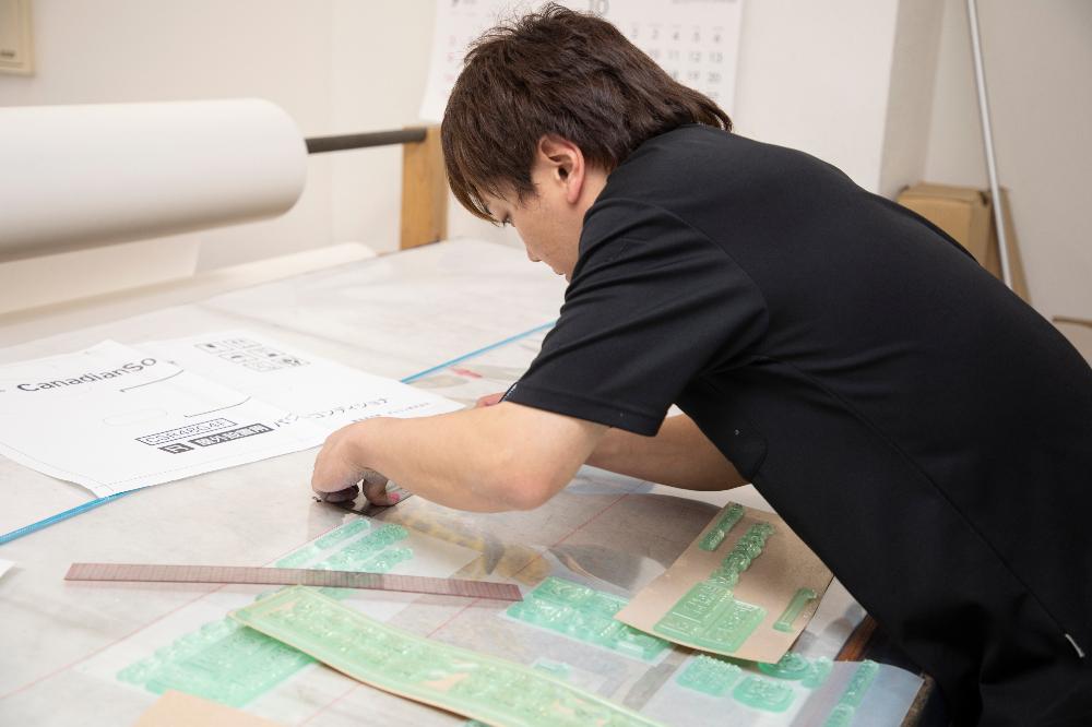 段ボール印刷用の刷版製造　日勤のみ　年間休日120日以上のイメージ画像