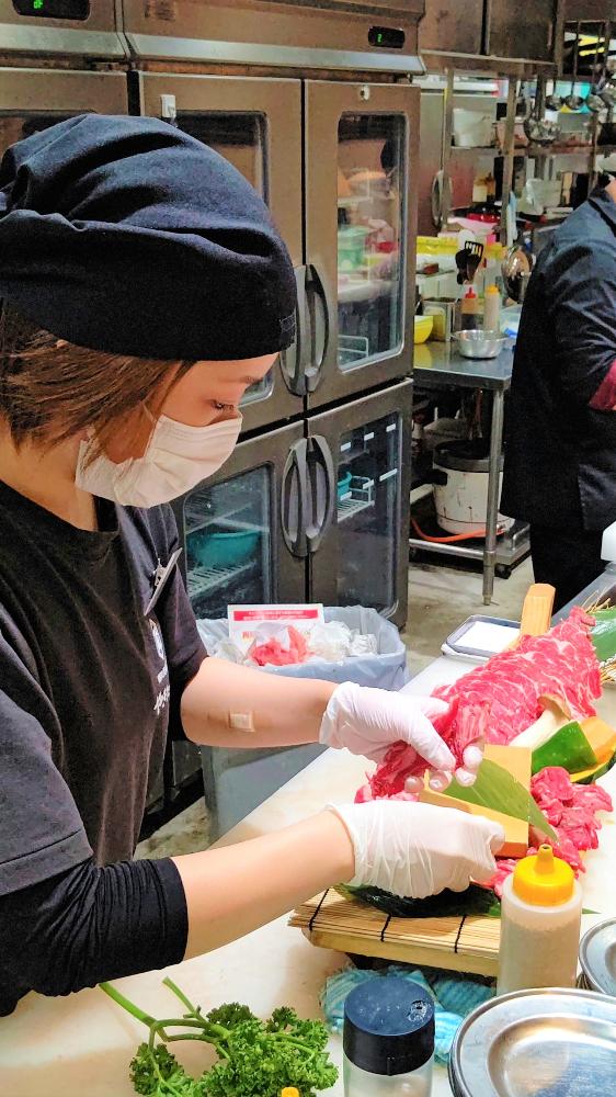 焼肉店でのホールスタッフのイメージ画像