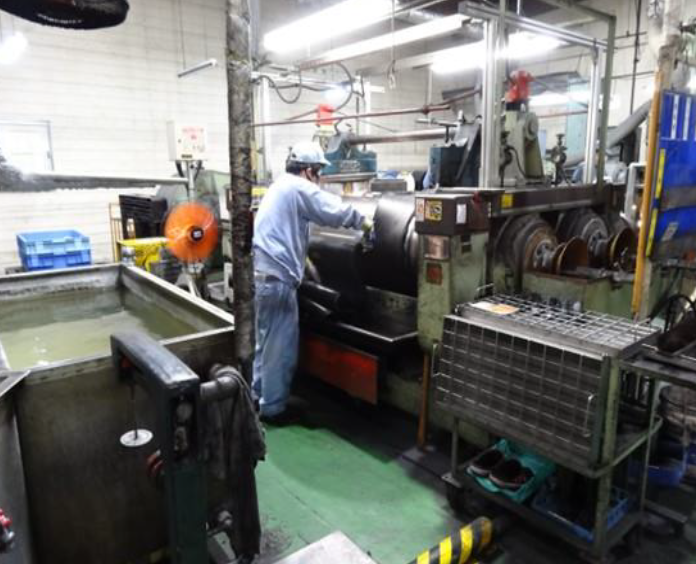 ゴム原料を配合し混練りする作業のイメージ画像