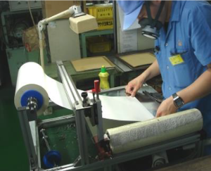 ゴム原料を配合し混練りする作業のイメージ画像