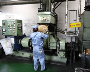 ゴム原料を配合し混練りする作業のイメージ画像