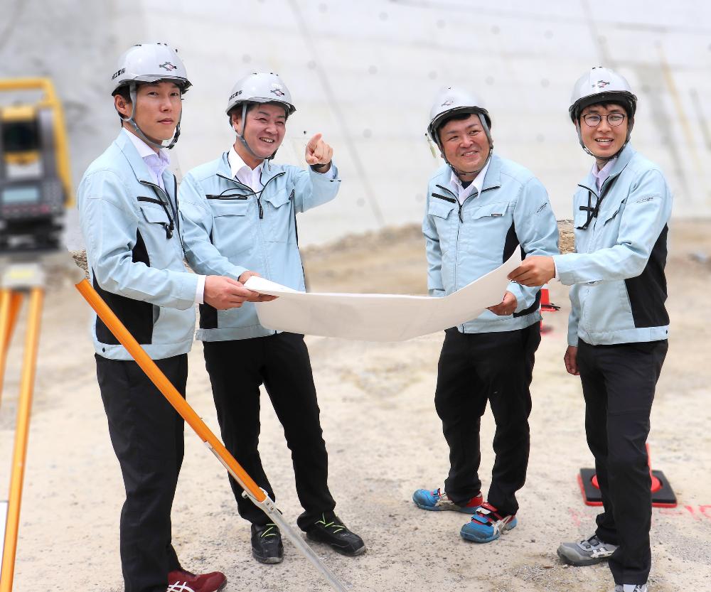 四国中央市勤務　施工管理技術職（土木・建築）　工事現場をマネジメントするやりがいのある仕事ですのイメージ画像