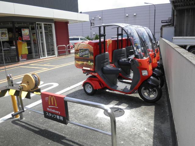 マクドナルド松山中央通り店でハンバーガーの製造のイメージ画像