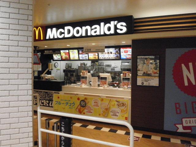 マクドナルドフジグラン松山店でハンバーガーの製造のイメージ画像