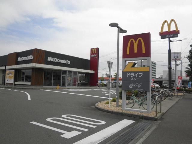 マクドナルド今治喜田村店でハンバーガーの製造のイメージ画像