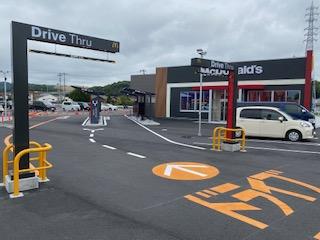 マクドナルド今治バイパス小泉店でハンバーガーの製造