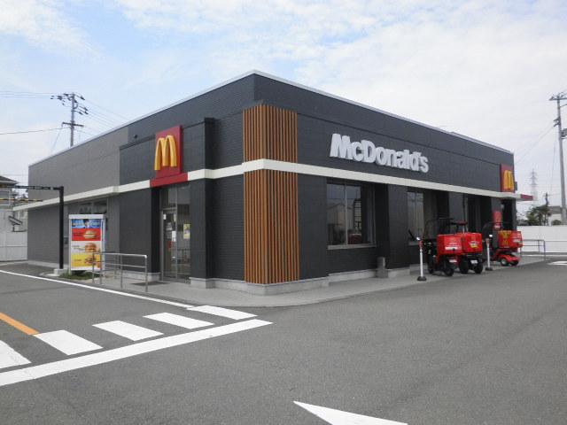 マクドナルド56号余戸店でハンバーガーの製造のイメージ画像