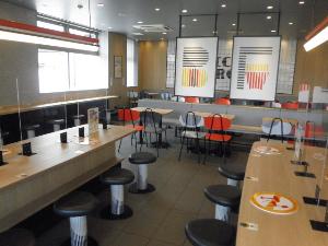 マクドナルド56号余戸店でハンバーガーの製造のイメージ画像