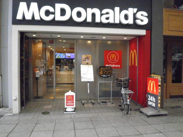 　マクドナルド松山大街道店でハンバーガーの製造