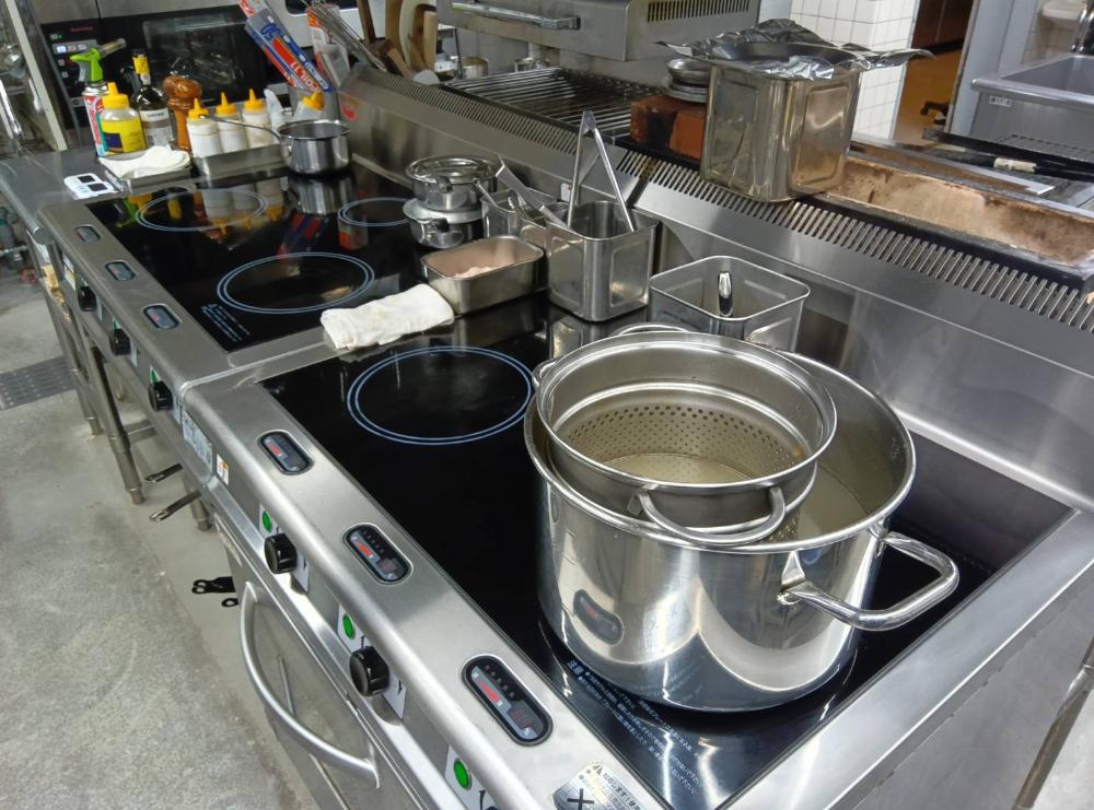 洋食系レストランの調理スタッフのイメージ画像