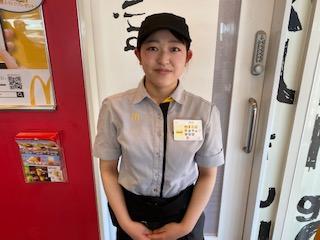 マクドナルド松山中央通り店でハンバーガーの製造のイメージ画像
