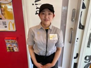 マクドナルド松山中央通り店でハンバーガーの製造のイメージ画像