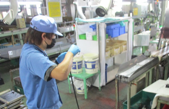 小型エンジン内の燃料チューブの製造のイメージ画像