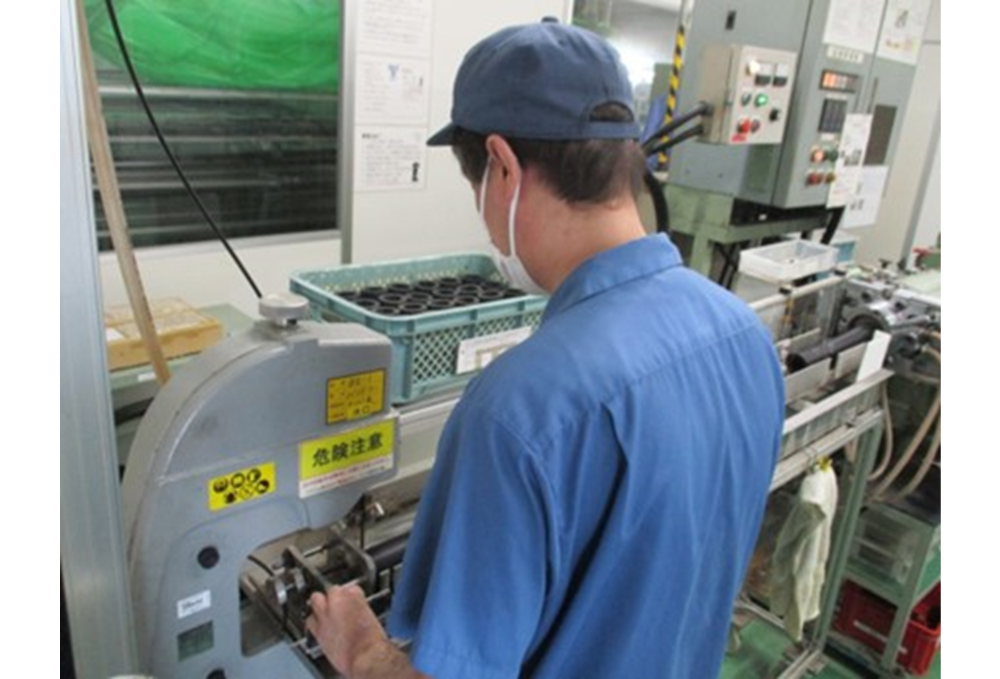 車載用ゴム部品の製造（プレス成形、カット、検査）のイメージ画像