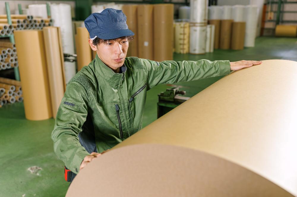 【四国中央市の紙加工メーカー】製造機械オペレーター（ワインダー加工機）｜深夜勤務なしのイメージ画像