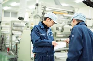 【四国中央市の紙加工メーカー】製造機械オペレーター（ワインダー加工機）｜深夜勤務なしのイメージ画像