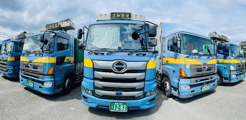 機械運搬の大型トラック長距離ドライバーのイメージ画像