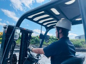 機械運搬の大型トラック長距離ドライバーのイメージ画像