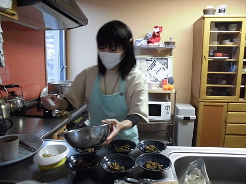 利用者への食事を準備する、ユニットリーダーの山本君子さん。
