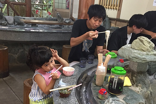 愛媛ならではの気軽に楽しめる観光地で、流しそうめんを家族と満喫する、松本さん。