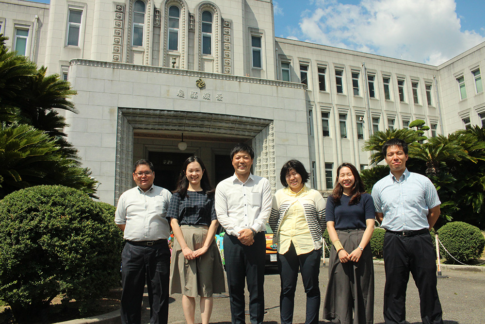 素敵な笑顔を向けてくれる芳野さんと、県庁職員の方々。歴史ある愛媛県庁舎前にて。