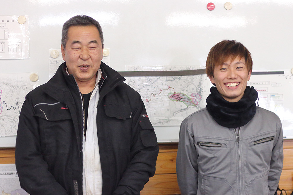 本社にて笑顔で写る、白川さんと、西岡さん。