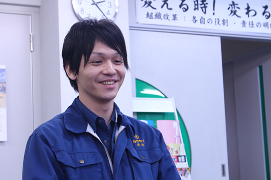 寒川工場での仕事内容、後輩社員への想いを話す平井さん。