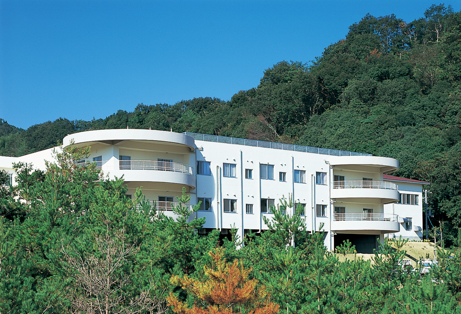 大洲市菅田町にある特別養護老人ホーム希望ケ丘荘と希望ヶ丘荘アネックスは、自然豊かな冨士山(とみすやま)のふもとにあり、季節の移ろいを楽しめる施設です。