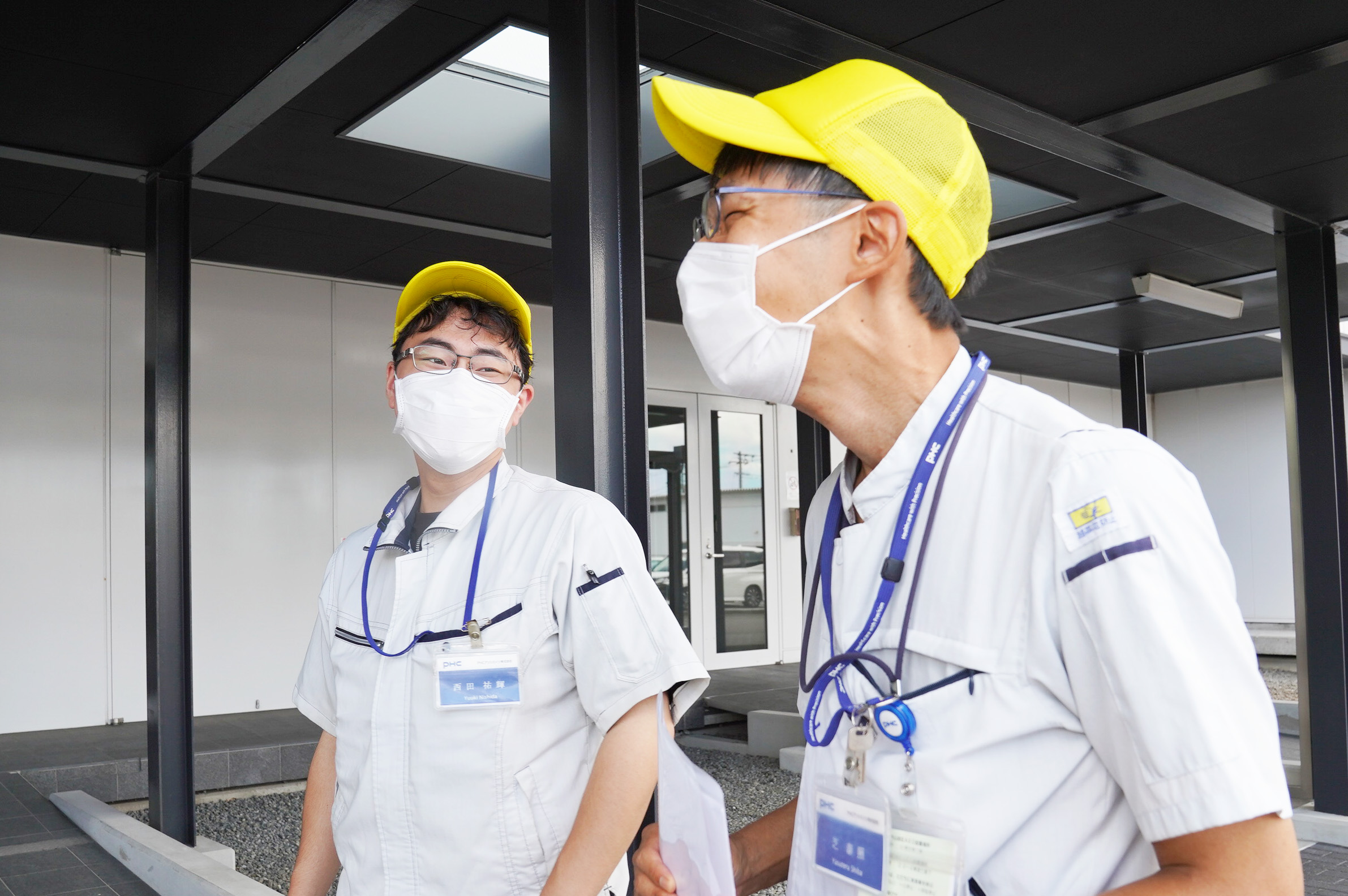 笑顔を交わしながら雑談している西田さん(左)と芝さん(右)