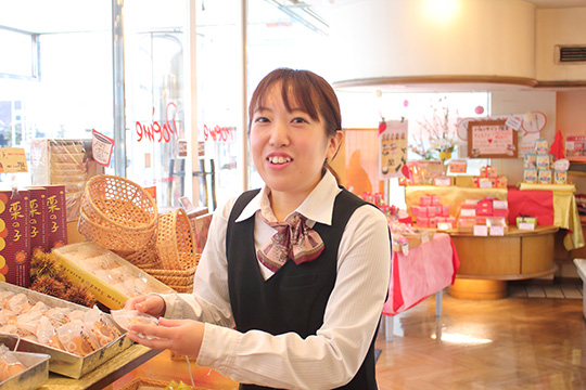 幼い頃から慣れ親しんだお菓子を広めたいと、笑顔で話す上木麻友さん。