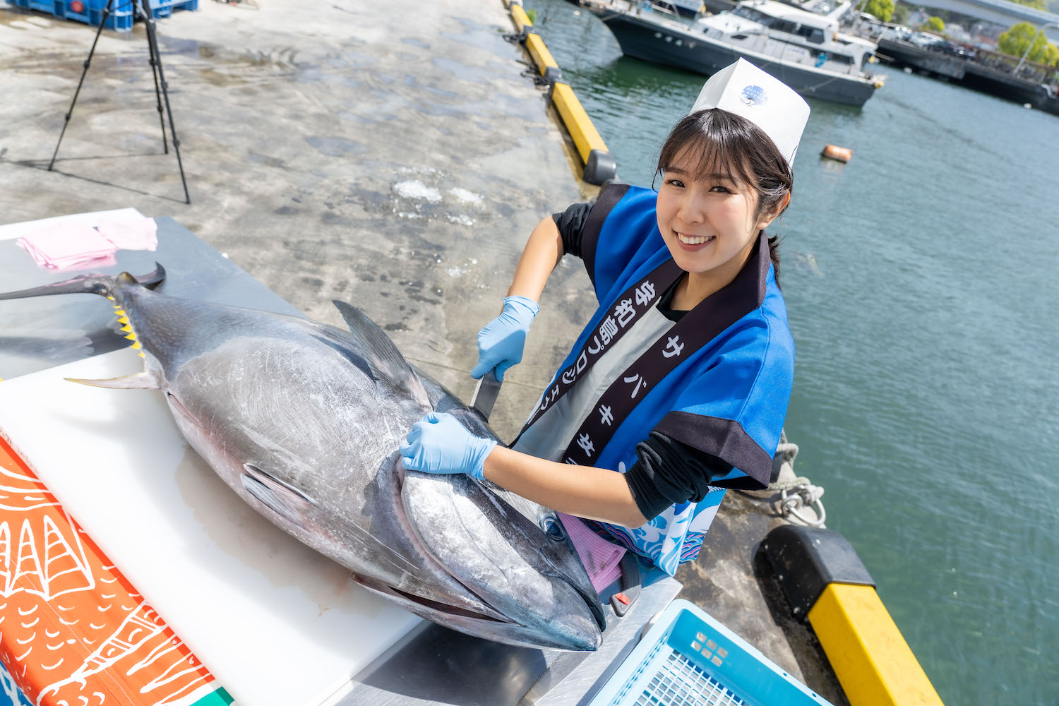 サバキ女子として活躍し、立派な鯛と写る奥村悠さん。
