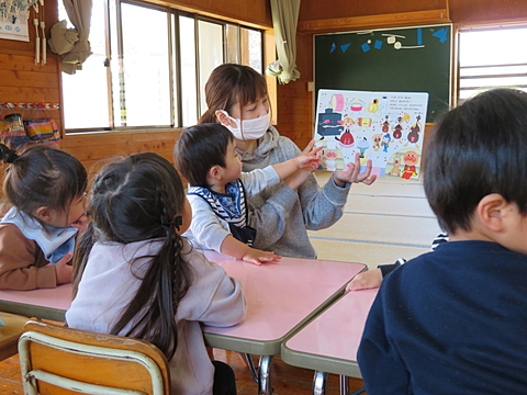 多田保育園で絵本の読み聞かせをする保育士の松本真美さん。