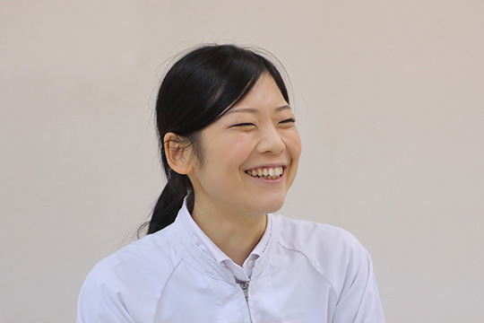 入社当時の想いや仕事のやりがい、支えてくれる仲間の存在について 笑顔で話す研究開発部第1課、元木祥子さん。