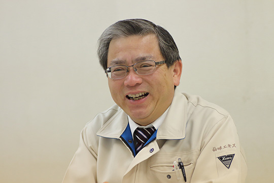 会社のアットホームさについて、様々な社内文化を事例に話してくれる 管理部総務課長の西村健二郎さん。