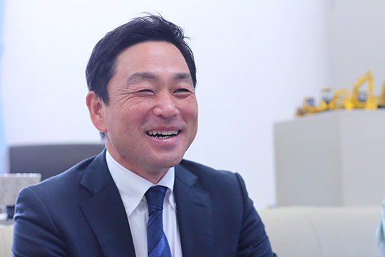独自の社員教育、自慢の社員の皆さんについて笑顔で話す、代表取締役の富久吾郎さん。