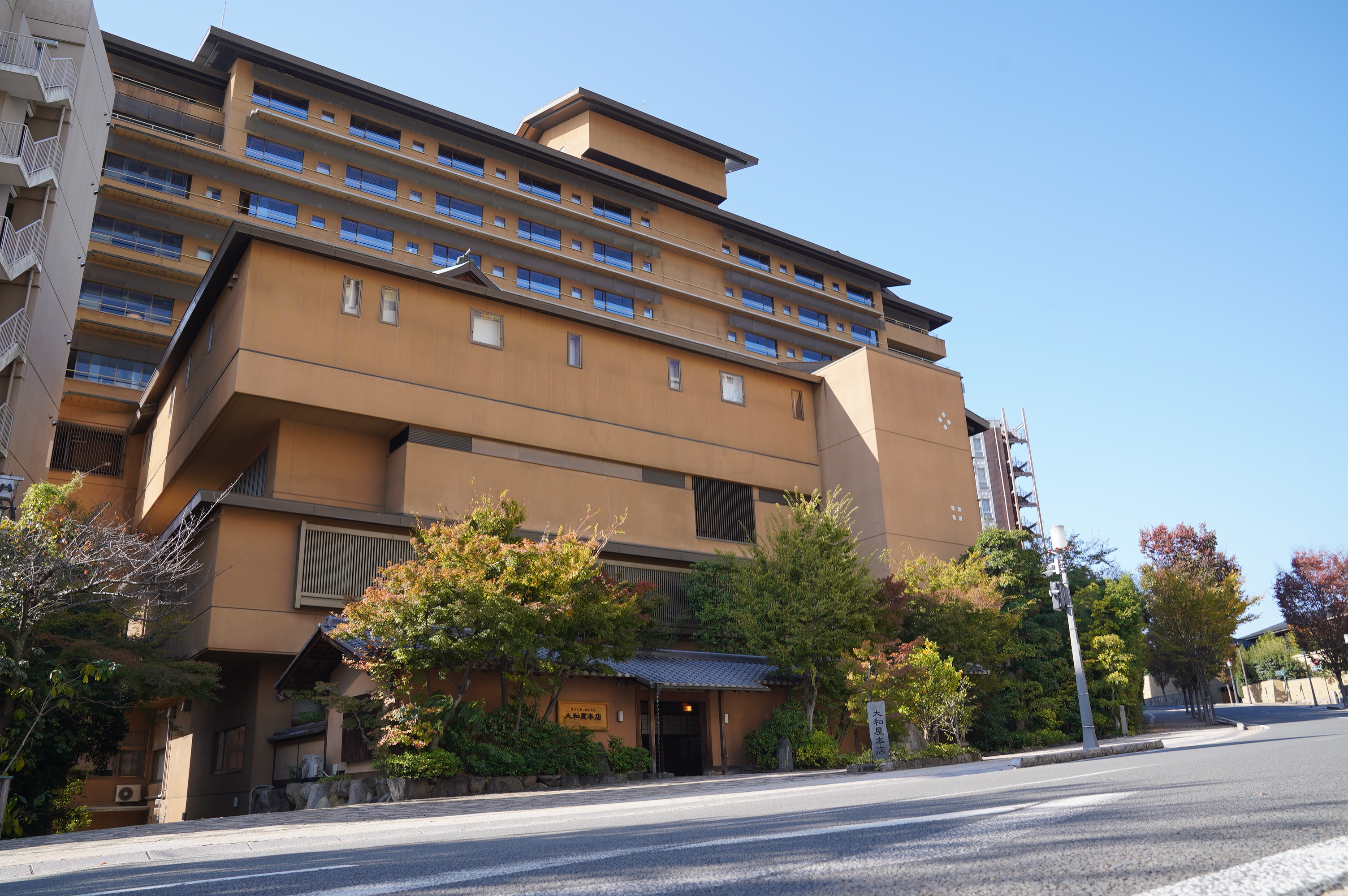 平成8年にリニューアルし、日本の伝統建築にこだわった有限会社大和屋本店旅館。